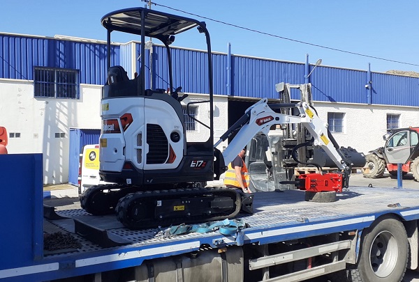 A new Bobcat E17z mini excavator enhances construction work in Spain
